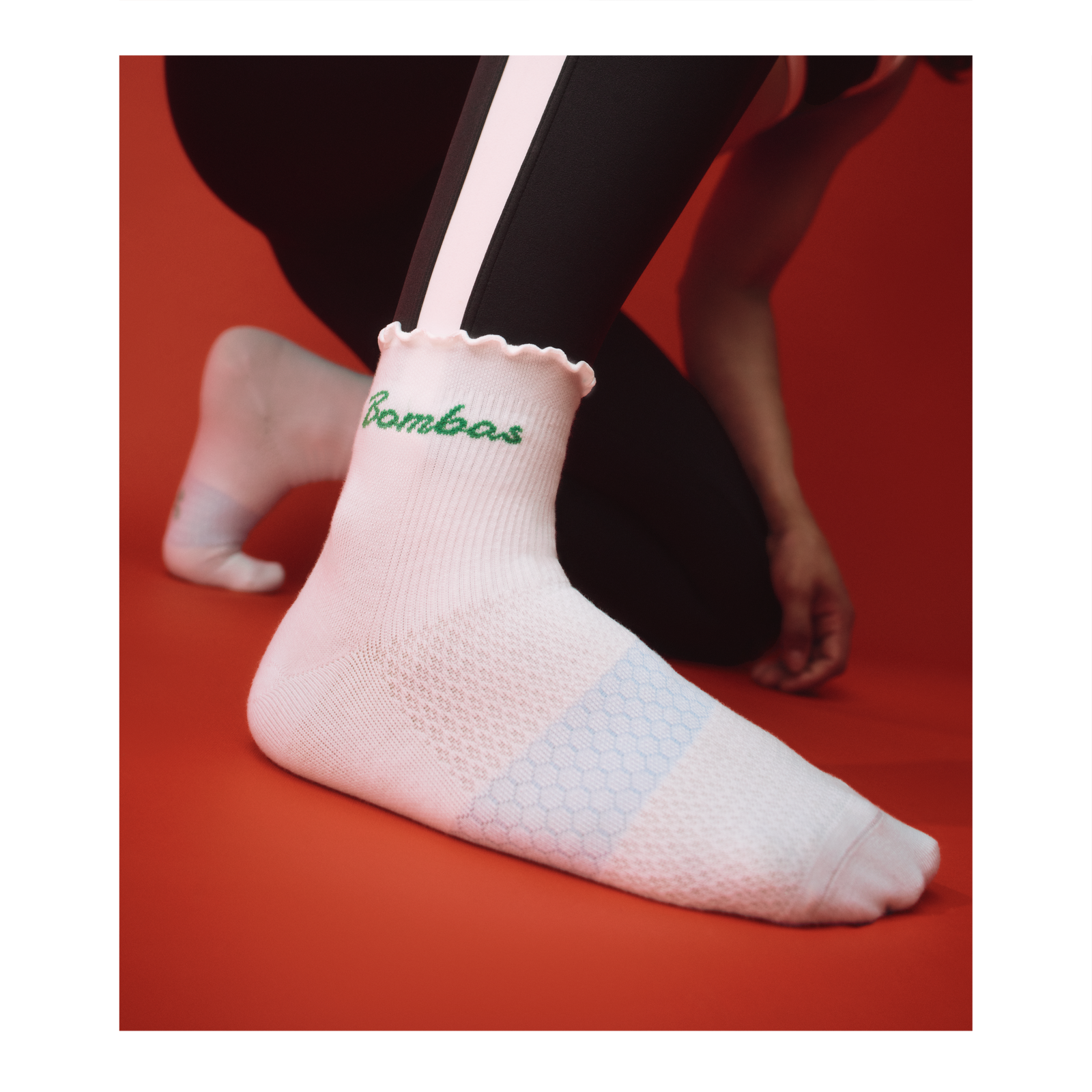 official-bombas::9161-white-adult-female-onmodel-0-transparent.png